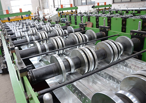 開(kāi)口樓承板生產(chǎn)車(chē)間